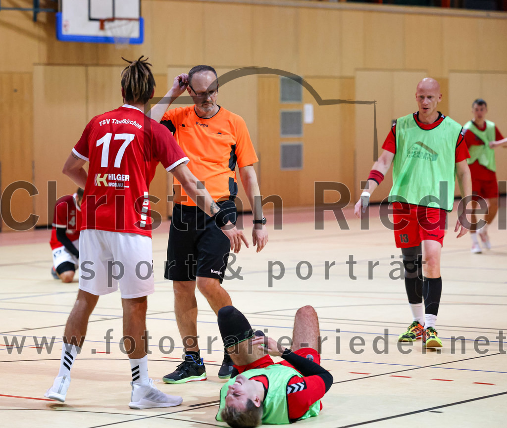 2022-10-01_035_SpVgg_Altenerding_II_gegen_TSV_Taufkirchen-Vils | Erding, Deutschland, 01.10.2022:
Handball, Bezirksklasse Männer 2022 / 2023, 1. Spieltag, SpVgg Altenerding II gegen TSV Taufkirchen/Vils, Endergebnis: 21:32

Dion Heydemann (TSV Taufkirchen/Vils, #17), Niklas Zech (SpVgg Altenerding, #8), Bennet Braune (SpVgg Altenerding, #13)

Foto: Christian Riedel / fotografie-riedel.net