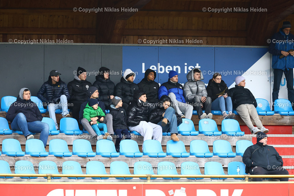NH_HolsteinKielU23_KickersEmden_RegionalligaNord_16032025 | Die verletzten Spieler der U23 von Holstein Kiel und Profi Max Geschwill (ganz rechts) schauten zu.Fußball I Herren I Regionalliga Nord I Saison 2024-2025 I 26. Spieltag I Holstein Kiel U23 - Kickers Emden I 16.03.2025 I Citti-Fußball-Park