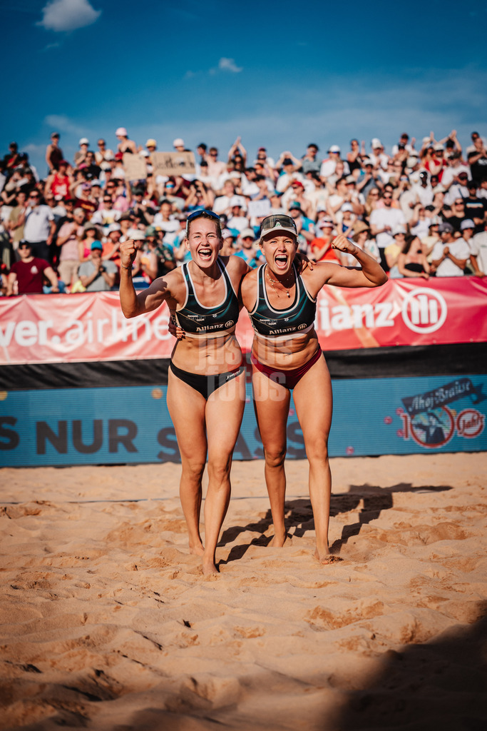 Beachvolleyball | Frauen | Allianz German Beach Tour 2025 | Tourstop München | 05.07.2025 | v.l. Tabea Schwarz und Chenoa Christ jubeln nach dem Sieg