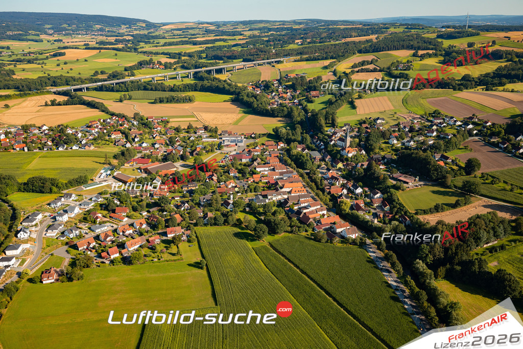 Das Luftbild zeigt : Lanzendorf Himmelkron - Die Luftaufnahme wurde 2024 vom UL-Flugzeug aus erstellt ( keine Drohne ) - Hochauflösende Luftaufnahme - Für grossformatige Ausdrucke geeignet. Die Geschenkidee !Mit Lizenz und Bildrechte bestellbar