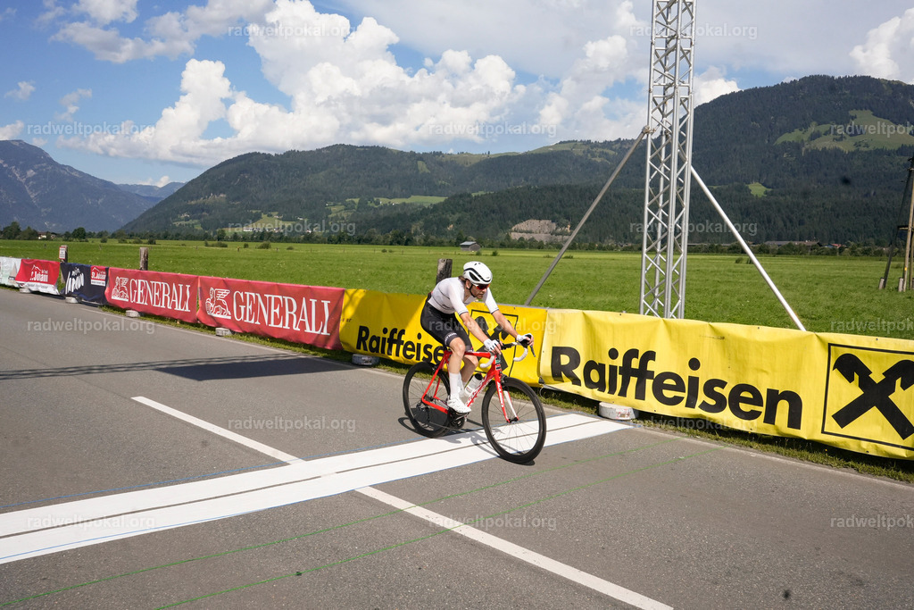 945_20230817_Bewerb_Maenner_Muehlanger | AUT - OESTERREICH, 2023-08-16: SPORT RENNRAD-FAHREN - 55. INTERNATIONALER RADWELTPOKAL IN ST. JOHANN IN TIROL  - Vintage-Radrennen mit WM-Bronze-Medaillen-Siegerin Christina Schweinberger, den Teilnehmer und Alexander Baumann (vom Orginastions-Team) - TAG 2 BEWERB MAENNER IN SECHS GRUPPEN  ; Foto: Roland Muehlanger