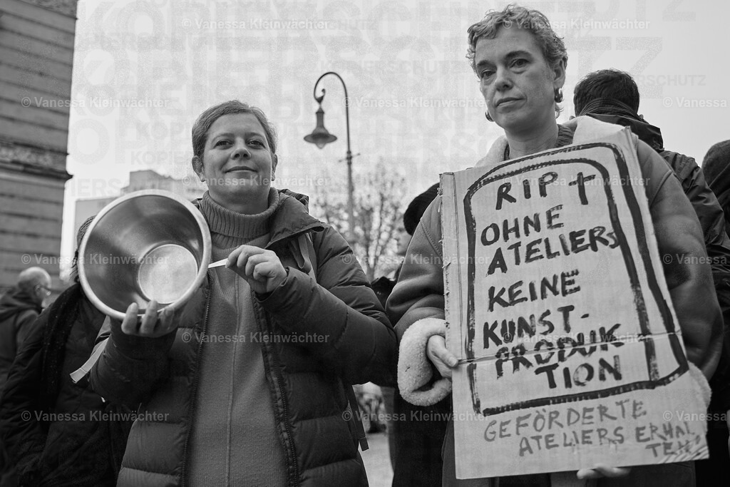 251114_SaveOurStudios_AGH_05 | Mit einer Lärmdemo und dem Durchschneiden eines Banners mit der Aufschrift "Cut the cuts" protestieren Künstler*innen am 14.11.2025 vor dem Berliner Abgeordnetenhaus gegen finanzielle Kürzungen in ihrem Bereich. - Realisiert mit Pictrs.com