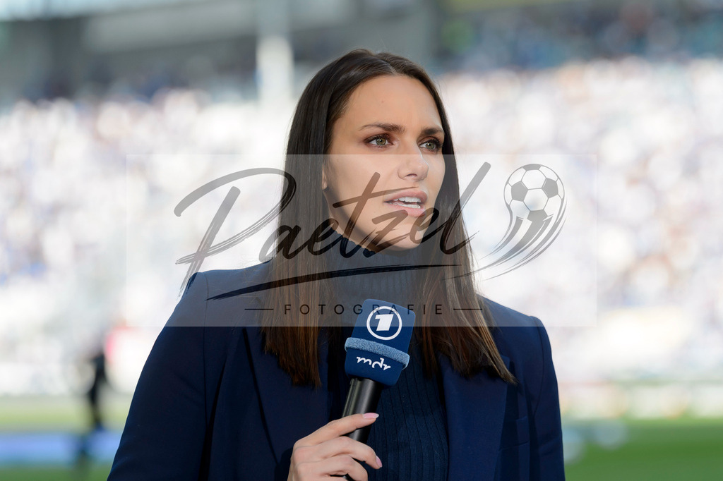 FCMFCK20210904_089 | Fussball, Herren: Sportschau-Moderatorin Esther Sedlaczek schaut beim Spiel der 3. Liga zwischen 1. FC Magdeburg und 1. FC Kaiserslautern in der MDCC-Arena am 04.09.2021 in Magdeburg, Deutschland.DFB / DFL REGULATIONS PROHIBIT ANY USE OF PHOTOGRAPHS AS IMAGE SEQUENCES AND/OR QUASI-VIDEO. - Realisiert mit Pictrs.com