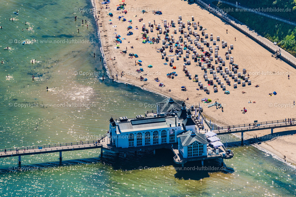 Sellin_Seebrücke_ELS_5204100822 | OSTSEEBAD SELLIN 10.08.2022 Laufflächen und Konstruktion der Seebrücke über der Wasseroberfläche die Ostsee in Ostseebad Sellin auf der Insel Rügen im Bundesland Mecklenburg-Vorpommern, Deutschland. Weiterführende Informationen bei: Kurverwaltung Ostseebad Sellin,  Seebrücke Sellin. // Running surfaces and construction of the pier over the water surface . in Ostseebad Sellin on the island of Ruegen in the state Mecklenburg - Western Pomerania, Germany. Further information at: Kurverwaltung Ostseebad Sellin,  Seebruecke Sellin. Foto: Martin Elsen