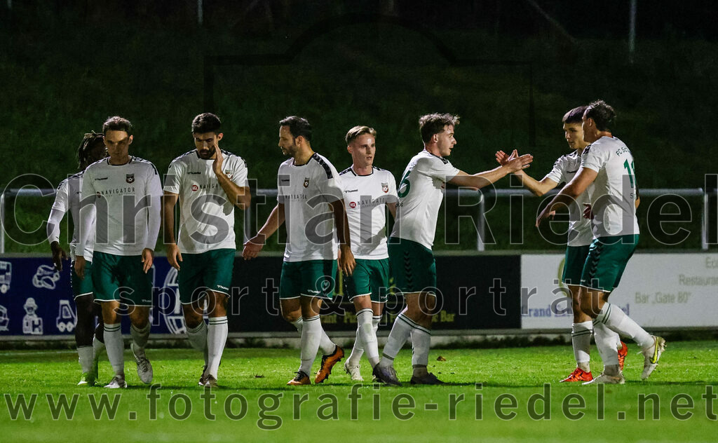 2023-10-13_045_FC_Schwaig_gegen_TSV_Ampfing | Oberding, Deutschland, 13.10.2023:
Fußball, Landesliga Südost 2023 / 2024, 16. Spieltag, FC Schwaig gegen TSV Ampfing, Endergebnis: 3:2

Jubel nach dem 1:0 durch Simon Georgakos (FC Schwaig, #26), Vincent Sommer (FC Schwaig, #10), Johannes Empl (FC Schwaig, #14), Mirza Idrizovic (FC Schwaig, #25), Leon Roth (FC Schwaig, #21), Simon Georgakos (FC Schwaig, #26), Roman Mavdryk (FC Schwaig, #3), Markus Straßer (FC Schwaig, #11)

Foto: Christian Riedel / fotografie-riedel.net