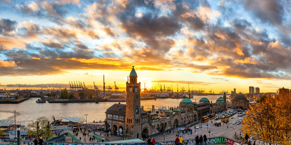 10221205 - Abendlicht an den Landungsbrücken | Herrliche Lichtstimmung an den Landungsbrücken mit Blick auf die Elbe und den Hamburger Hafen.