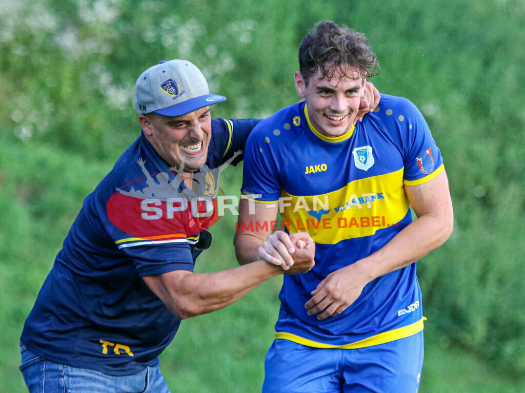 SK Maria Saal - DSG Ferlach 2-3, Unterliga Ost | Mario Woschitz (Trainer DSG Ferlach) Patrick Kramer (DSG Ferlach #55) SK Maria Saal - DSG Ferlach 2-3 am 22.08.2023 in Maria Saal
(Sportplatz), Austria, (Photo by Ernst Krawagner sport-fan.at) - Realisiert mit Pictrs.com