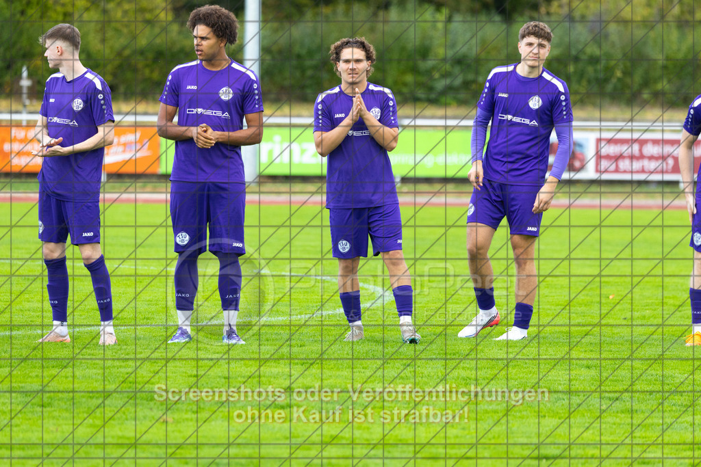 20261010_152802_0264_(c)_by_PhotoPeet | #,1.FC Eislingen (weiß) vs. TSV Bernhausen (lila), Fussball, Landesliga 2 - wfv, 11. Spieltag, Saison 2026/2027, Rasenplatz, Eichbachstation, Haldenstraße, 73054 Eislingen, 10.10.2026 - 15:30 Uhr,Foto: PhotoPeet / Sport- &amp; Eventfotografie / Peter Harich