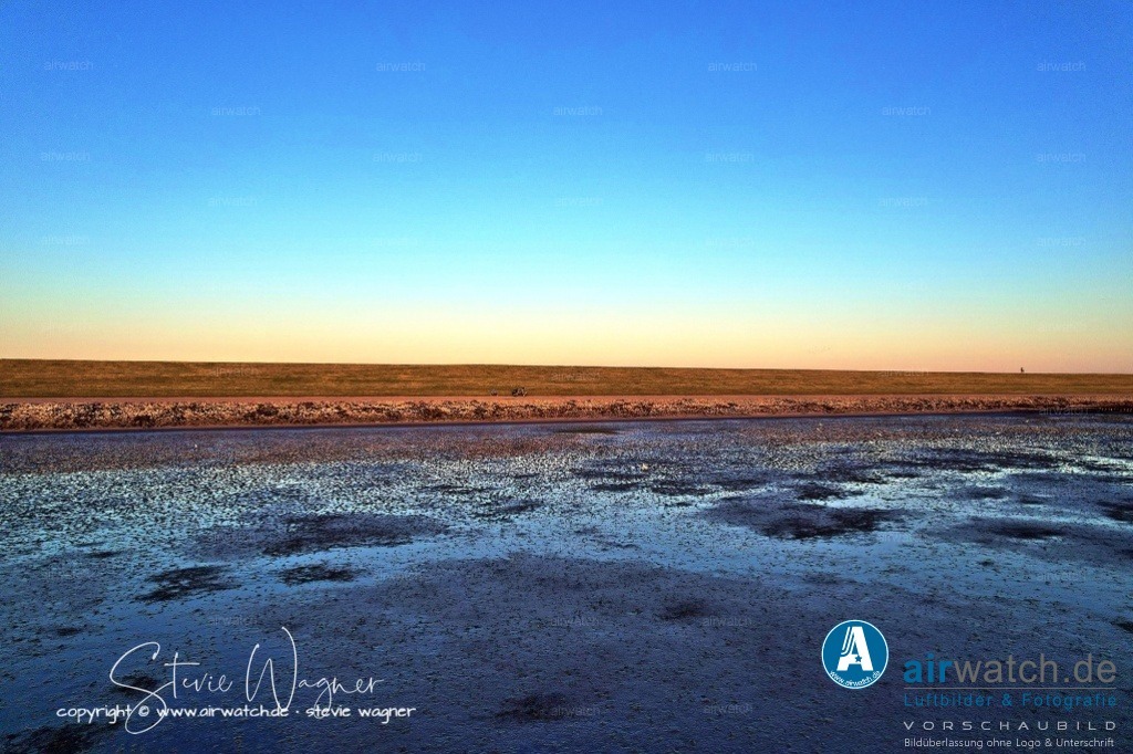 Nordsee, Nordfriesland, Beltringharderkoog, Luettmoorsee, Holmer Siel, Landgewinnung | Landgewinnung & Küstenschutz in Nordfriesland - Einige der wichtigsten Maßnahmen zur Landgewinnung und Küstenschutz in Nordfriesland sind:Deiche und Lahnungen: Diese Strukturen helfen, die Küste zu sichern und neue Landflächen zu gewinnen.Sedimentablagerung: Durch die Ablagerung von Sedimenten an der Küste kann neue Landfläche geschaffen werden.Vorlandmanagement: Das Management des Vorlandes, also des Bereichs zwischen der Küste und der Meereslinie, ist wichtig für die Landgewinnung und den Küstenschutz.Naturschutz: Die Schaffung von Naturschutzgebieten wie dem Nationalpark Schleswig-Holsteinisches Wattenmeer sichert die Biodiversität und den Ökosystemzustand der Region.