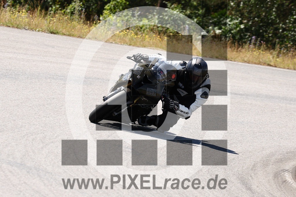 0969-20240706_02174 | Schöne Erinnerungen an spannende Momente - das festzuhalten ist unser Job. PIXELrace.de ist seit 2003 auf den Rennstrecken Europas unterwegs um die Action draußen beim Fahren und die wunderbare Stimmung imm Fahrerlager für euch einzufangen.