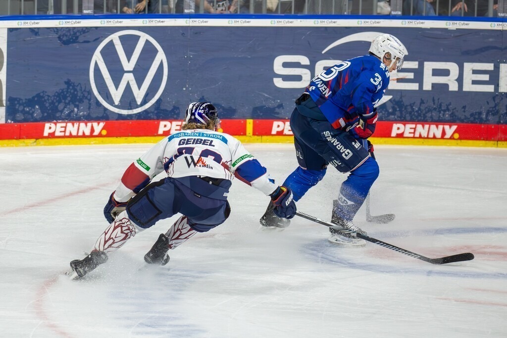 DEL, Deutsche Eishockey Liga Saison 2024/25, 52. Spieltag: Adler Mannheim gegen Eisbären Berlin***Bild: Markus Hännikäinen (33, Mannheim) und Korbinian Geibel (40, Berlin) | DEL, Deutsche Eishockey Liga Saison 2024/25, 52. Spieltag: Adler Mannheim gegen Eisbären Berlin***Bild: Markus Hännikäinen (33, Mannheim) und Korbinian Geibel (40, Berlin) - Realisiert mit Pictrs.com