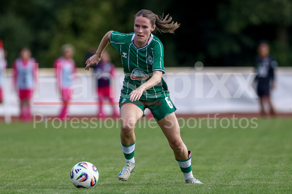Fussball, Testspiel Frauen, SV Werder Bremen - Cerezo Osaka Yanmar Ladies | Reena Wichmann (SV Werder Bremen, 6) am Ball, Einzelbild, Ganzkörper, Aktion, Action, Spielszene
