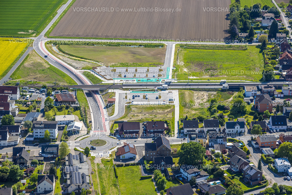 Hamm250500586 | Luftbild, geplante Nahverkehrsverbindung mit Haltepunkt in Westtünnen, Baustelle am Südfeldweg und Von-Thünen-Straße für den künftigen Bahnhaltepunkt, Bahnlinie mit Eisenbahnbrücke, Parkplätze, Stadtbezirk Rhynern, Hamm, Ruhrgebiet, Nordrhein-Westfalen, Deutschland