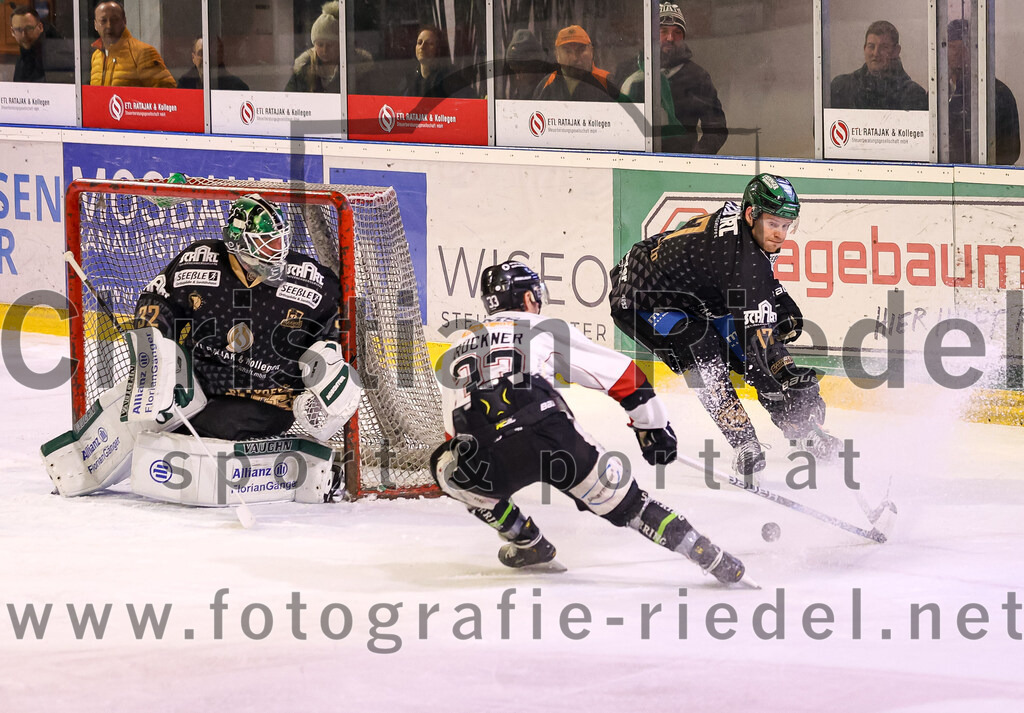 2024-03-08_037_TSV_Erding_gegen_EHC_Koenigsbrunn | Erding, Deutschland, 08.03.2024:
Eishockey, Bayernliga Playoffs 2023 / 2024, 1. Spieltag, TSV Erding gegen EHC Königsbrunn, Endergebnis: 3:0

Torwart Dimitri Pätzold (Erding Gladiators, #32), Peter Brückner (EHC Königsbrunn, #33), Elia Ostwald (Erding Gladiators, #17)

Foto: Christian Riedel / fotografie-riedel.net