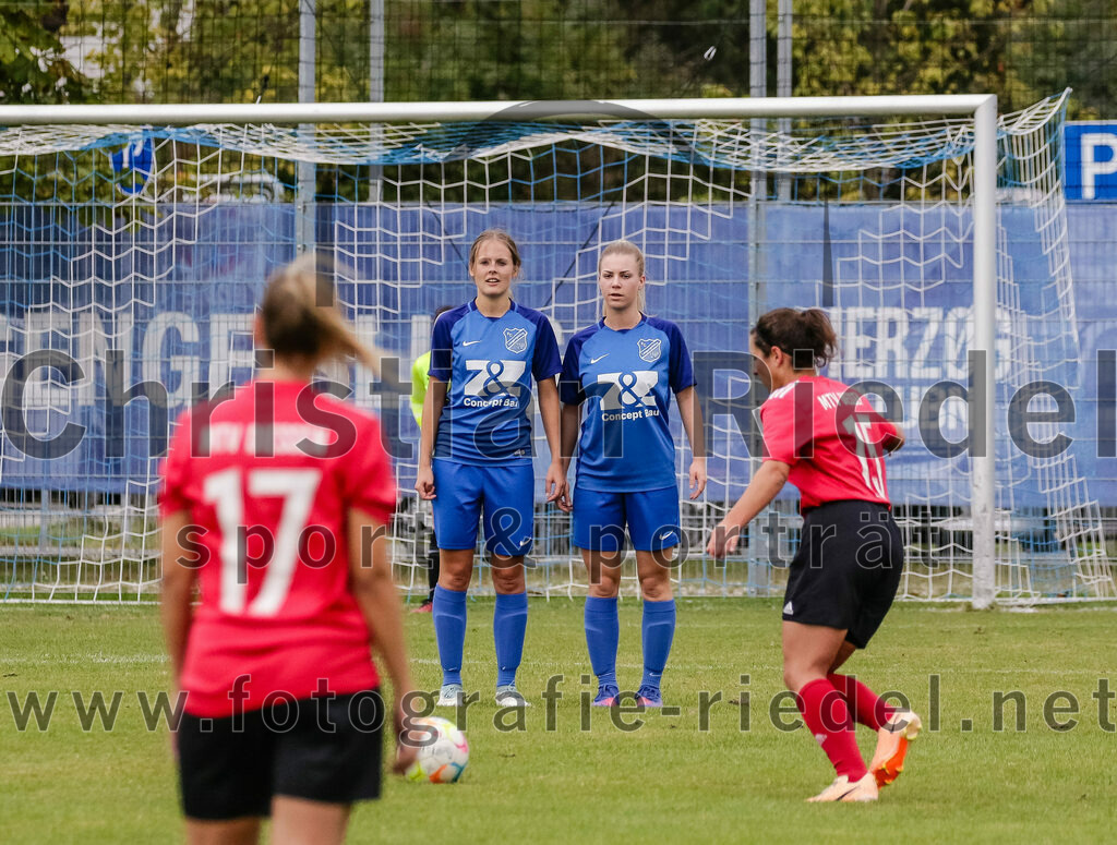 2023-10-07_083_FC_Langengeisling_gegen_MTV_Diessen_Ammersee | Erding, Deutschland, 07.10.2023:
Fußball, Bezirksoberliga 2023 / 2024, 6. Spieltag, FC Langengeisling gegen MTV Diessen/Ammersee, Endergebnis: 0:3

Rebecca Hawkins (FC Langengeisling, #15), Marie Huber (FC Langengeisling, #2), Zoe Klein (MTV Diessen/Ammersee, #15)

Foto: Christian Riedel / fotografie-riedel.net