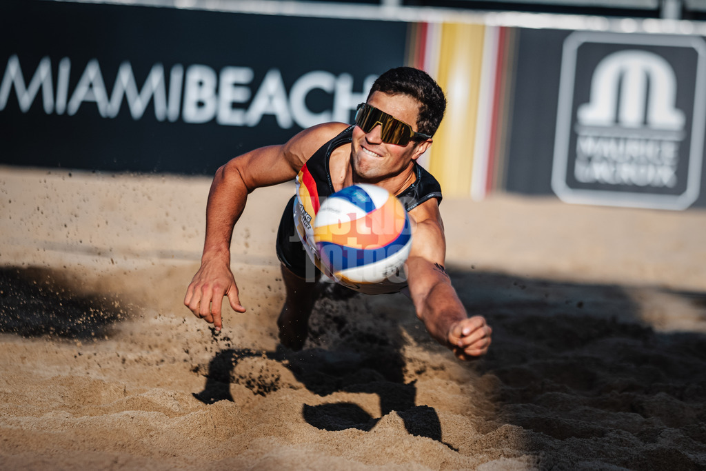 Beachvolleyball | Männer | Queen and King of the Court | Hamburg | 01.06.2024 | Sven Winter hechtet spektakulär nach dem Ball
