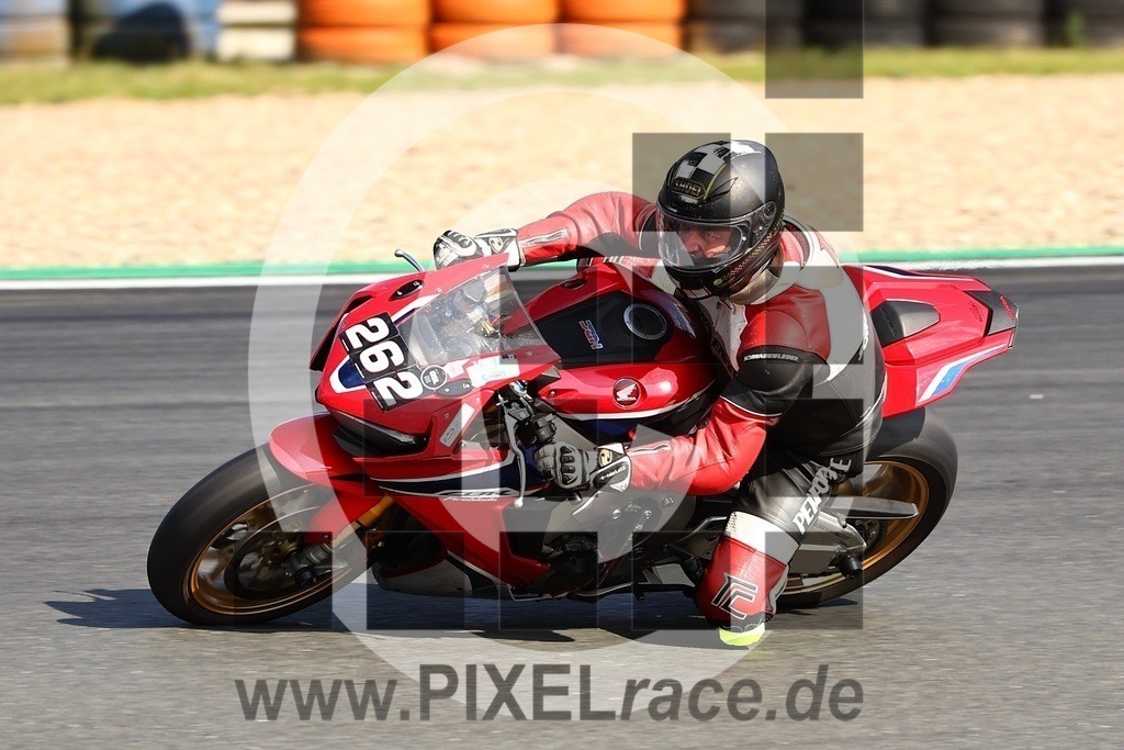 0262-20250719_13764 | Schöne Erinnerungen an spannende Momente - das festzuhalten ist unser Job. PIXELrace.de ist seit 2003 auf den Rennstrecken Europas unterwegs um die Action draußen beim Fahren und die wunderbare Stimmung imm Fahrerlager für euch einzufangen.