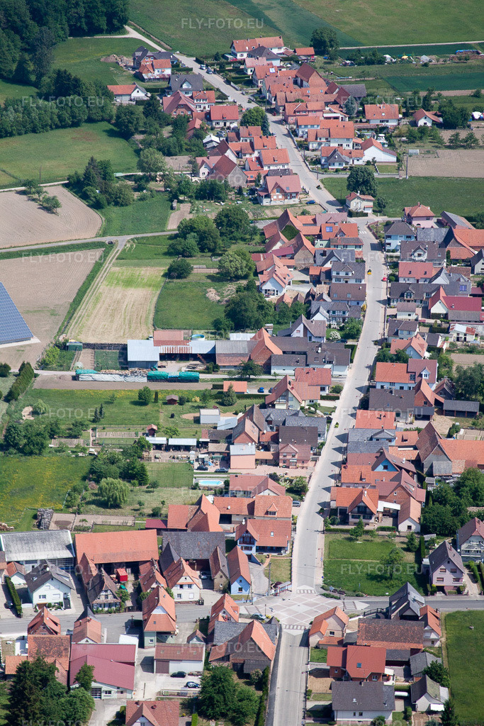 Vue aérienne: Rue de la Forêt à Schleithal dans le département Bas Rhin, France – .Photo: IMG_40977(40956).jpg prise le 08/05/2011 par Werner Riehm/FLY-FOTO.eu – Résolution de l'original: 3168 x 4752 px