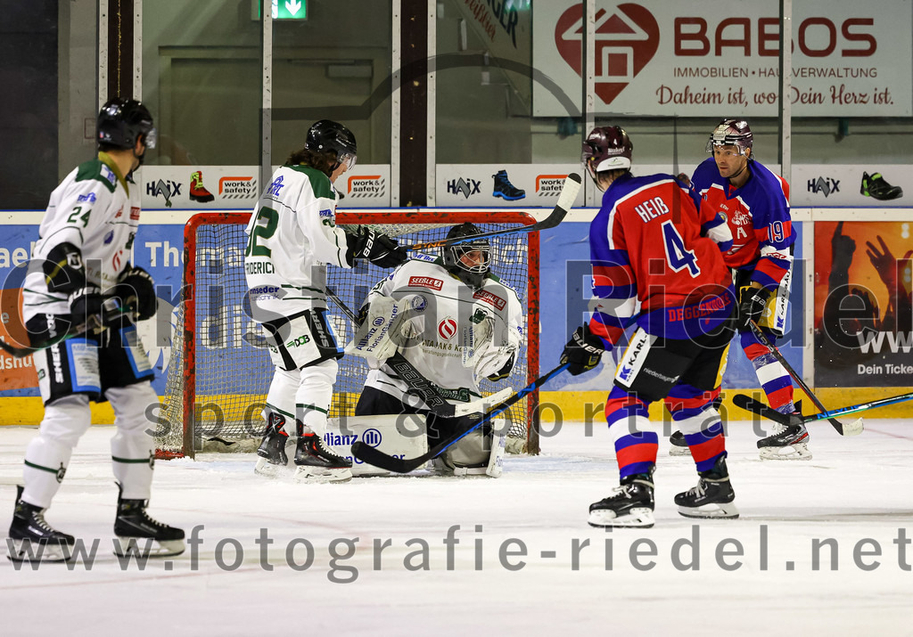 2022-09-09_081_TSV_Erding_gegen_Deggendorfer_SC | Erding, Deutschland, 09.09.2022:
Eishockey, Bayernliga 2022 / 2023, Testspiel, TSV Erding gegen Deggendorfer SC, Endergebnis: 2:5

Torwart Christoph Schedlbauer (Erding Gladiators, #31), Silvan Heiß (Deggendorfer SC, #4), Lukas Miculka (Deggendorfer SC, #19)

Foto: Christian Riedel / fotografie-riedel.net
