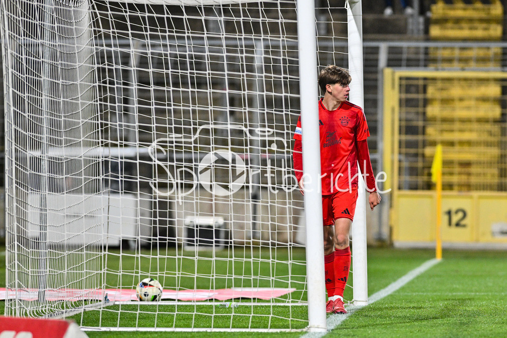 FC Bayern Amateure - FC Augsburg II | im Bild Guido DELLA ROVERE (FC Bayern München II #10) / Einzelfoto / Freisteller / Regionalliga Bayern: FC Bayern Muenchen II - FC Augsburg II, Gruenwalder Stadion am 14.03.2025
