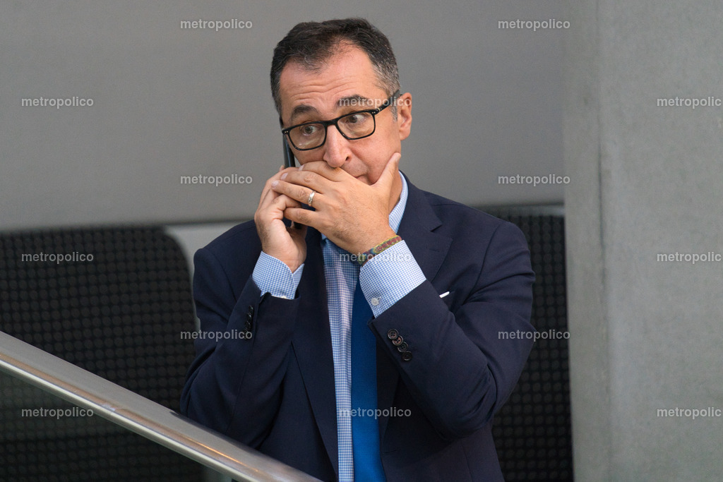 Cem Özdemir telefoniert (2) | Metropolico