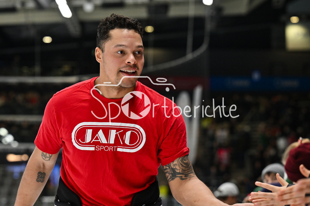 Augsburger Panther - Löwen Frankfurt | AUGSBURG, GERMANY - 16. JANUARY: Die Spieler der Hausherren feiern zusammen mit den Fans den Heimsieg gegen Frankfurt nach dem Match zwischen den Augsburger Panthern und den Löwen Frankfurt am 40. Spieltag der penny DEL im Curt Frenzel Stadion - Madison BOWEY (Augsburger Panther 22)