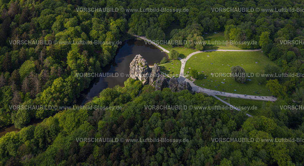 Horn-BadMeinberg240505887Externsteine | Luftbild, Externsteine, historische Sehenswürdigkeit im NSG Naturschutzgebiet, markante Felsformation mit Besucher Plattform, Oberer See mit Fluss Wiembecke und  Liegewiese mit Besuchern, umgeben vom Waldgebiet Teutoburger Wald, Holzhausen-Externsteine, Horn-Bad Meinberg, Ostwestfalen, Nordrhein-Westfalen, Deutschland