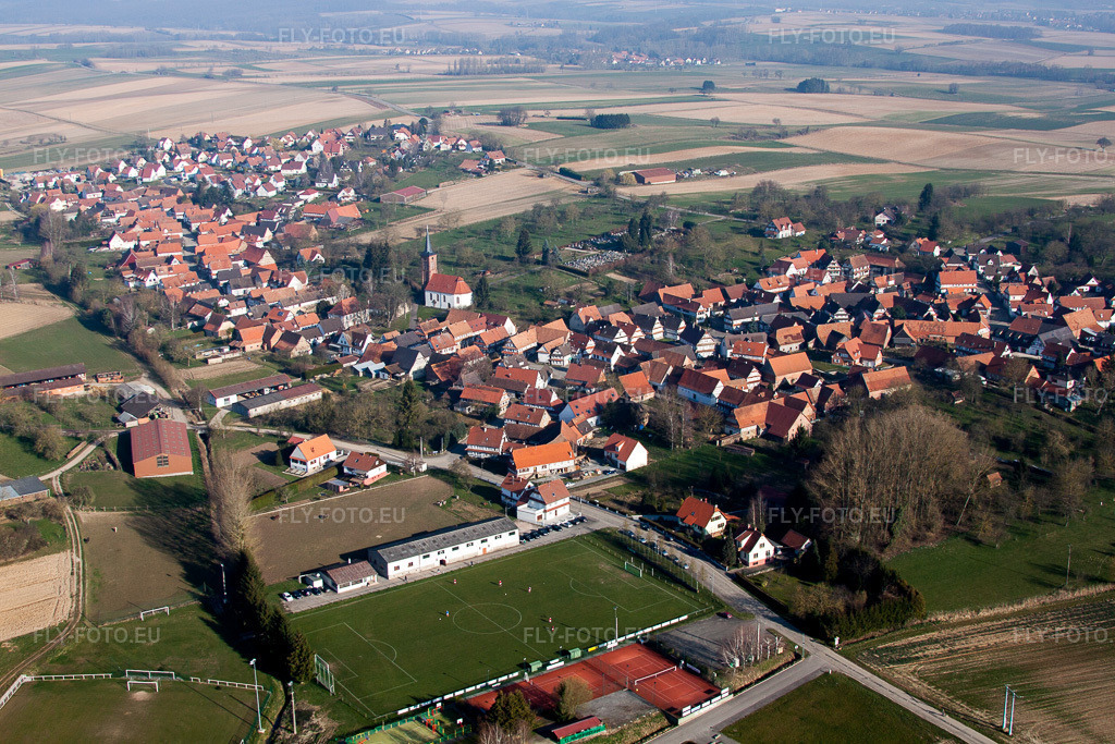 Vue aérienne: Terrain de sport - terrain de football en bordure de Hunspach à Hunspach dans le département Bas Rhin, France. Photo: IMG_62711.jpg prise le 09/03/2014 par Werner Riehm/FLY-FOTO.eu – Résolution de l'original: 4752 x 3168 px