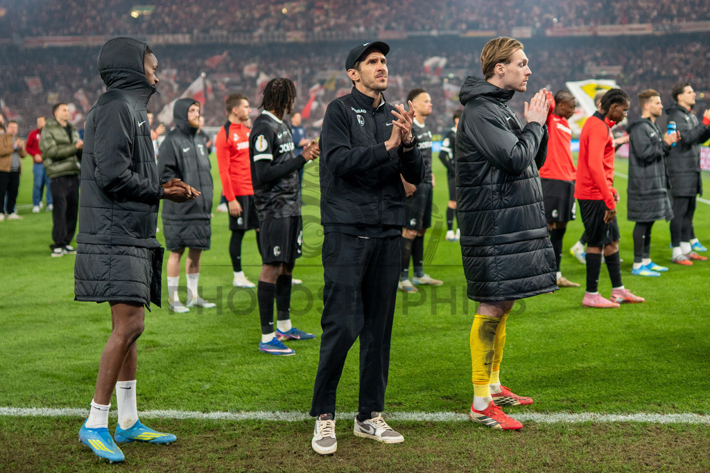VfB Stuttgart vs. SC Freiburg, Fussball, DFB-Pokal, Halbfinale, 23.04.2026 | Julian Schuster (Trainer SC Freiburg) bedankt sich bei den Fans,VfB Stuttgart vs. SC Freiburg, Fussball, DFB-Pokal, Halbfinale, 23.04.2026DFB regulations prohibit any use of photographs as image sequences and/or quasi-video