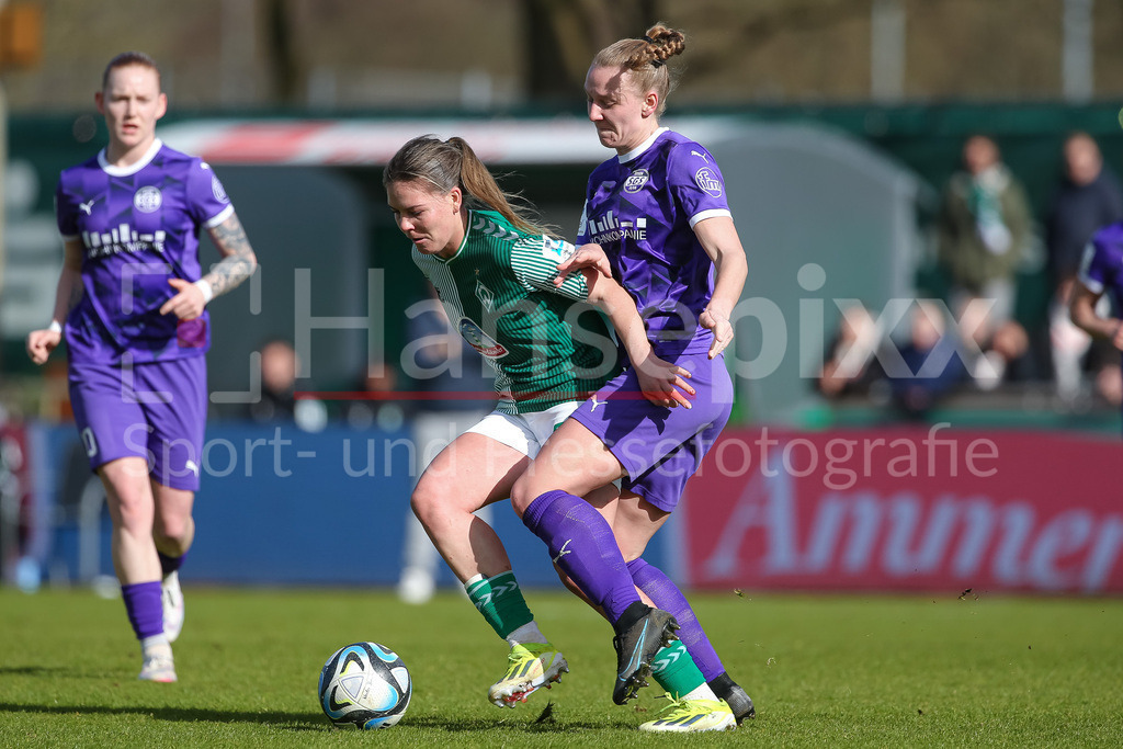 Fussball, Google Pixel Frauen-Bundesliga, SV Werder Bremen - SGS Essen | v.li.: Juliane Wirtz (SV Werder Bremen, 28) und Annalena Rieke (SGS Essen, 17) im Zweikampf, Duell, Dynamik, Aktion, Action, Spielszene, DIE DFB-RICHTLINIEN UNTERSAGEN JEGLICHE NUTZUNG VON FOTOS ALS SEQUENZBILDER UND/ODER VIDEOÄHNLICHE FOTOSTRECKEN. DFB REGULATIONS PROHIBIT ANY USE OF PHOTOGRAPHS AS IMAGE SEQUENCES AND/OR QUASI-VIDEO.