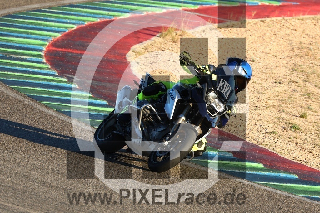 0032-20241228_13814 | Schöne Erinnerungen an spannende Momente - das festzuhalten ist unser Job. PIXELrace.de ist seit 2003 auf den Rennstrecken Europas unterwegs um die Action draußen beim Fahren und die wunderbare Stimmung imm Fahrerlager für euch einzufangen.