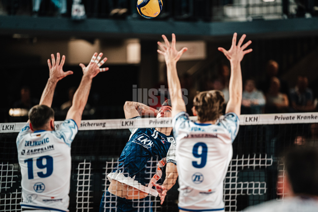 Volleyball | Herren | Saison 2024/2025 | 1. Volleyball Bundesliga Männer | Halbfinale | SVG Lüneburg vs. VfB Friedrichshafen | 05.04.2025 | Xander Wolf Wassenaar Ketrzynski (#11, SVG Lüneburg) beim Angriff