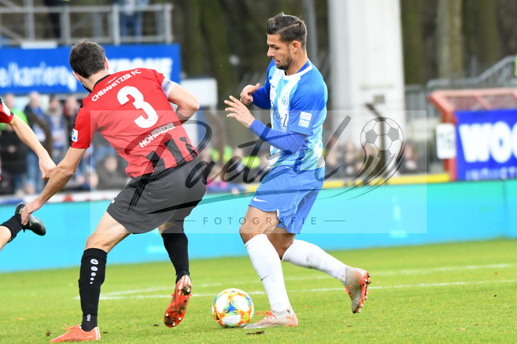 20200201_MEPCHE_0015 | Fußball, Herren: Niklas Hoheneder (Chemnitzer FC) und Luka Tankulic (SV Meppen) im Zweikampf waehrend des Spiels der 3. Liga zwischen SV Meppen und Chemnitzer FC in der Haensch-Arena am 01.02.2020 in Meppen, Deutschland. DFB / DFL REGULATIONS PROHIBIT ANY USE OF PHOTOGRAPHS AS IMAGE SEQUENCES AND/OR QUASI-VIDEO. - Realisiert mit Pictrs.com