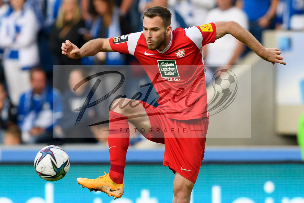 FCMFCK20210904_182 | Fussball, Herren: Boris Tomiak (1. FC Kaiserslautern) in Aktion, am Ball, Einzelaktion beim Spiel der 3. Liga zwischen 1. FC Magdeburg und 1. FC Kaiserslautern in der MDCC-Arena am 04.09.2021 in Magdeburg, Deutschland.DFB / DFL REGULATIONS PROHIBIT ANY USE OF PHOTOGRAPHS AS IMAGE SEQUENCES AND/OR QUASI-VIDEO. - Realisiert mit Pictrs.com