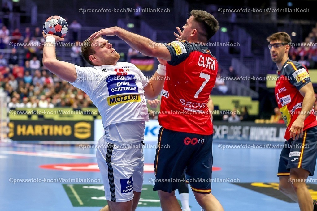 EHF15012601013 | 15.01.2026, Handball, Men's EHF EURO 2026, Spanien - Serbien, Jyske Bank Boxen in Herning, Dänemark, Preliminary Round:   Dragan Pechmalbec (Serbien #46)  im Zweikampf gegen   Jan Gurri Aregay (Espania #07) 