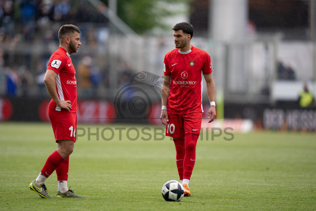 Stuttgarter Kickers vs. SG Sonnenhof Großaspach, Fussball, Regionalliga Suedwest, 34. Spieltag, 16.05.2026 | Marius Kunde (SG Sonnenhof Großaspach, #16) und Mert Tasdelen (SG Sonnenhof Großaspach, #10),Stuttgarter Kickers vs. SG Sonnenhof Großaspach, Fussball, Regionalliga Suedwest, 34. Spieltag, 16.05.2026