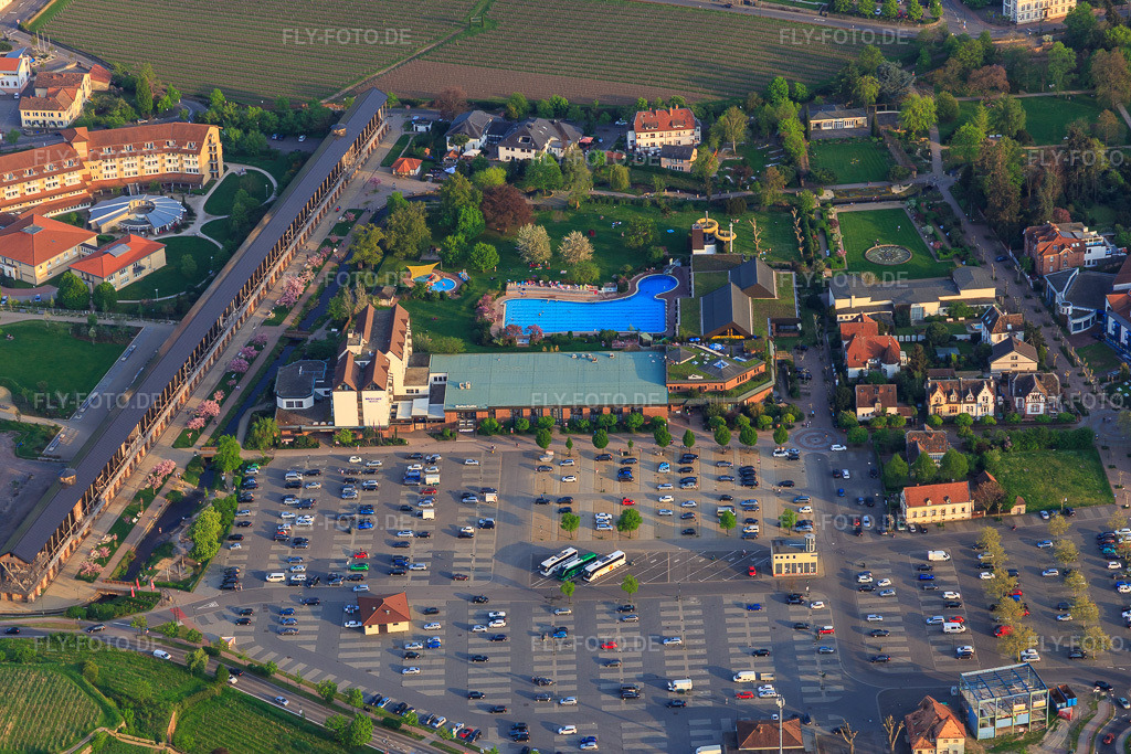 Luftbild: Freizeitbad Salinarium am Wurstmarkt in Bad Dürkheim im Bundesland Rheinland-Pfalz in Deutschland. – Foto: IMG_106766.jpg vom 21.04.2018 durch Werner Riehm/FLY-FOTO.de – Auflösung des Originals: 5472 x 3648 px – SalinariumDie Therme in Bad Dürkheim