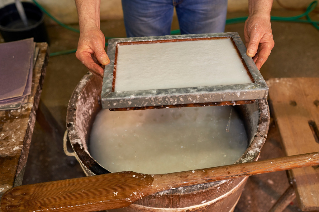 Papiermuehle Moerzinger  | Bad Großpertholz, Austria - April 01, 2016: Papiermuehle Moerzinger; der verdünnte Papierstoff im Bottich mit einem Sieb. - Realisiert mit Pictrs.com