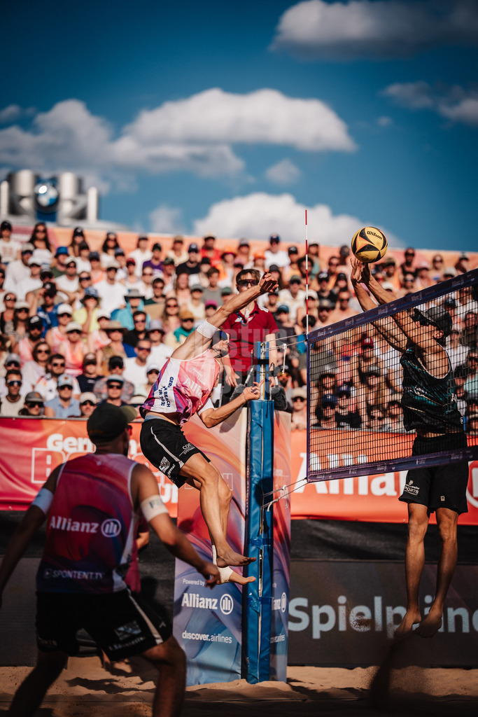 Beachvolleyball | Männer | Allianz German Beach Tour 2025 | Tourstop München | 13.07.2025 | Jonas Sagstetter beim Angriff