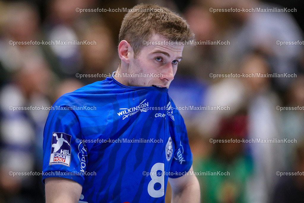 Due1HBL11022401081 | 11.02.2024, Handball, Düsseldorf, Mitsubishi Electric Halle, Liqui Moly Handball Bundesliga, Spieltag 21, Saison 2023 2024, Bergischer HC - THW Kiel: Enttäuschte Gesichter nach der Niederlage gegen Kiel. Tim Nothdurft (Bergischer HC) steht sichtlich enttäuscht auf dem Spielfeld.