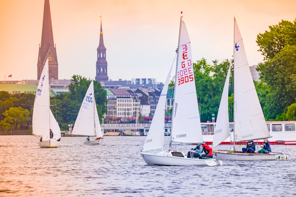 24h Regatta Hamburg | Die 24h Regatta auf der Hamburger Alster findet jährlich im August statt. Ausgetragen wird es vom Akademischer Segel-Verein Hamburg e. V., wobei über 20 Teams an den Start gehen. — Das Bild wurde farblich akzentuiert. Auflösung des Originals: 8256 x 5504 px. - Realisiert mit Pictrs.com