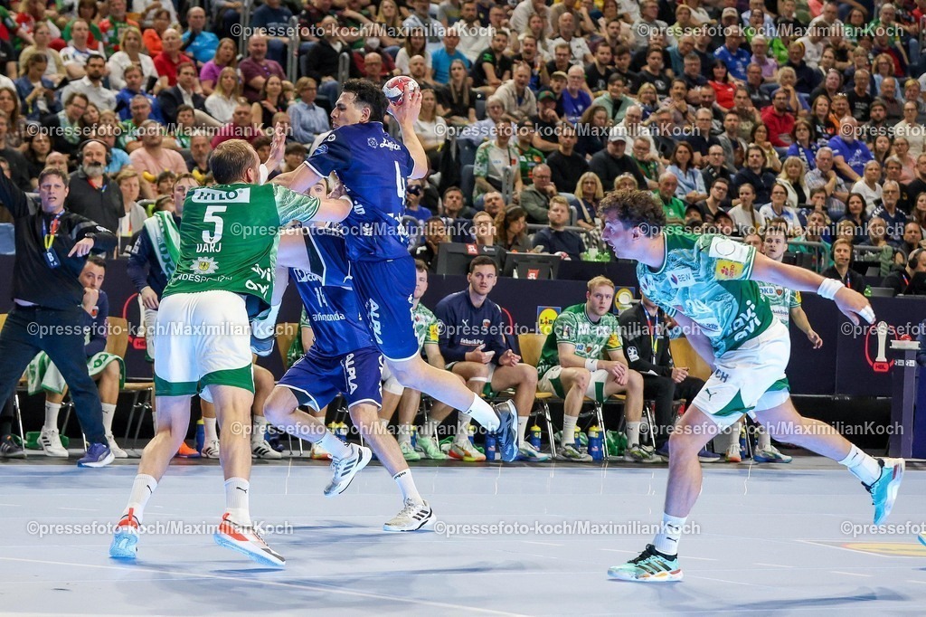 xSSCx18042601022 | 18.04.2026, xsscx, Handball, DHB-Pokal Lidl Final4, TBV Lemgo-Lippe - Füchse Berlin, Saison 2025 / 2026 Herren, Lanxess Arena: Max Darj (Füchse Berlin #05) im Zweikampf gegen Samuel Zehnder (TBV Lemgo Lippe #04) Photo: xSandraxScherningxPressefotoKochx