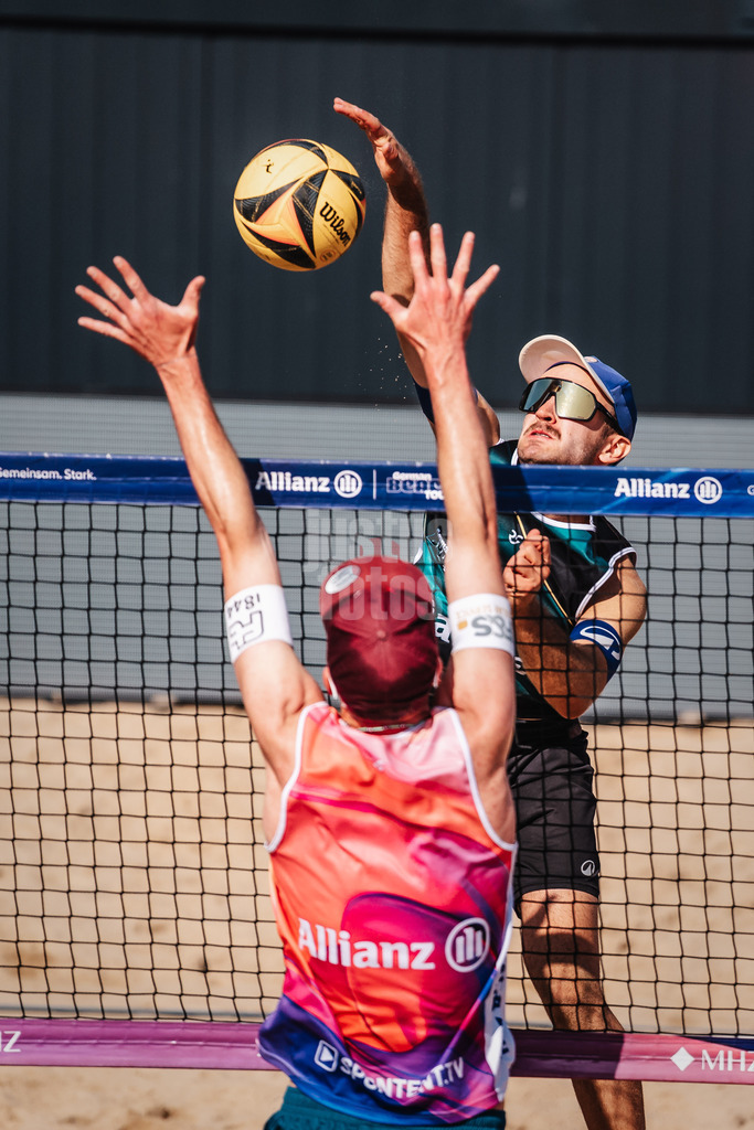 Beachvolleyball | Männer | Allianz German Beach Tour 2025 | Tourstop Hamburg | 31.05.2025 | Tilo Rietschel beim Angriff gegen Yannick Harms