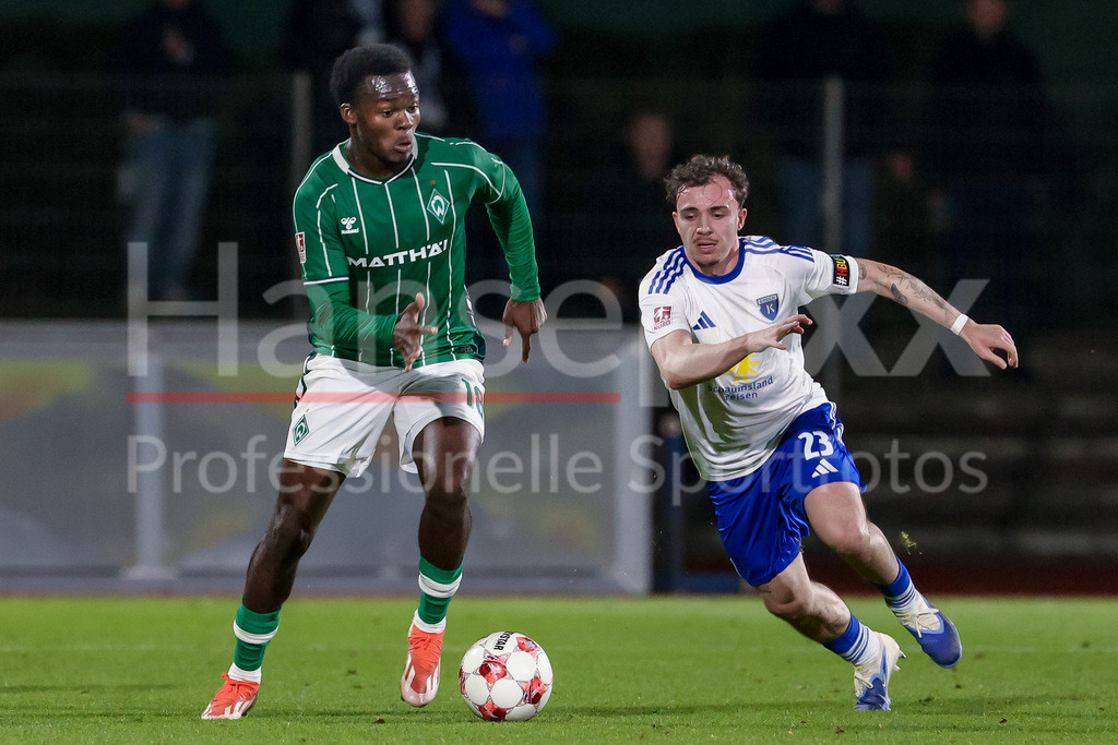 Fussball, Regionalliga Nord, SV Werder Bremen II - BSV Kickers Emden | v.li.: Princewell Mbock (SV Werder Bremen II, 18) und Michel Eickschläger (BSV Kickers Emden, 23) im Zweikampf, Duell, Dynamik, Aktion, Action, Spielszene