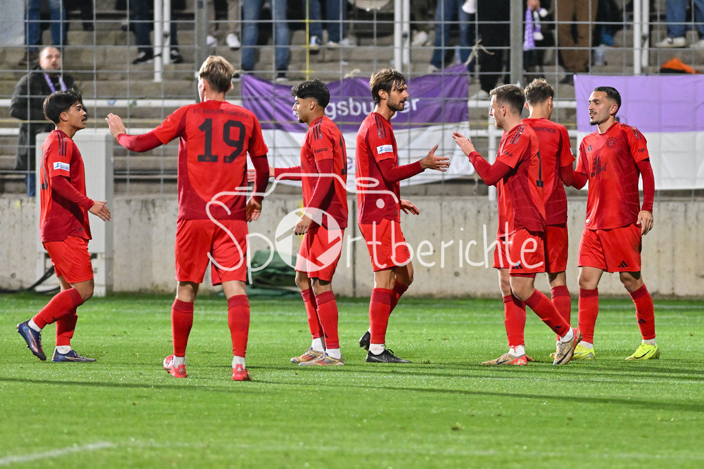 FC Bayern Amateure - TSV Schwaben Augsburg | Jubel der kleinen Bayern nach dem Treffer zum 2-0 durch Arijon IBRAHIMOVIC (FC Bayern München II #10) / Freude / Happy / Tor / Torschuetze / Regionalliga Bayern: FC Bayern Muenchen II - TSV Schwaben Augsburg, Gruenwalder Stadion am am 25.10.2024