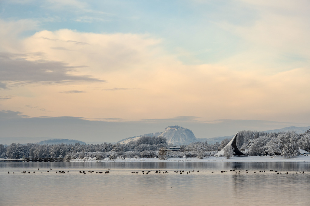 Radolfzellbilder_0089 | Blick über den Zeller See, am Horizont der Hohentwiel, rechts daneben das Konzertsegel - Realisiert mit Pictrs.com