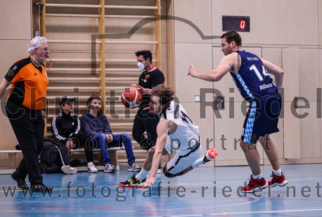 2022-04-03_019_TSV_Vaterstetten_gegen_SV_Weissblau-Allianz_Muenchen | Vaterstetten, Deutschland, 03.04.2022:
Basketball, Bezirksoberliga Herren 2021 / 2022, 14. Spieltag, TSV Vaterstetten gegen SV Weißblau-Allianz München, Endergebnis: 86:54

Finn Liebig (TSV Vaterstetten, #11), Christian Metzner (SV Weißblau-Allianz München, #14)

Foto: Christian Riedel / fotografie-riedel.net