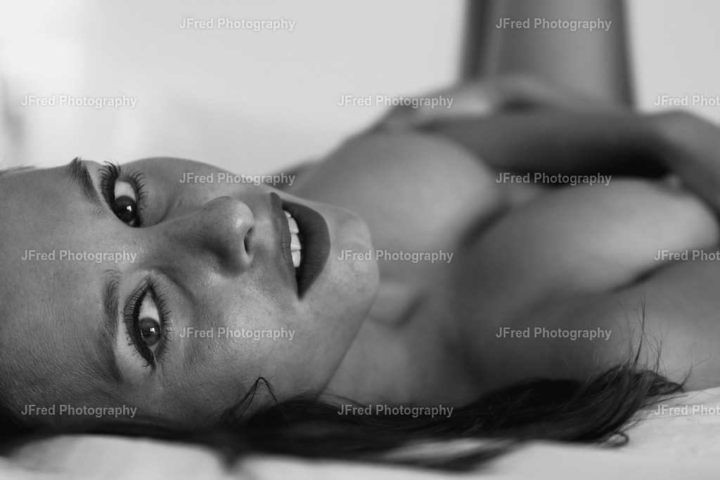 Veronika - Hotel Shoot | Hochwertige Fotografie Drucke und FineART Prints von Models im Studio oder OnLocation. NudeART Shootings als ästhetische moderne Nude Fotografie. - Realisiert mit Pictrs.com