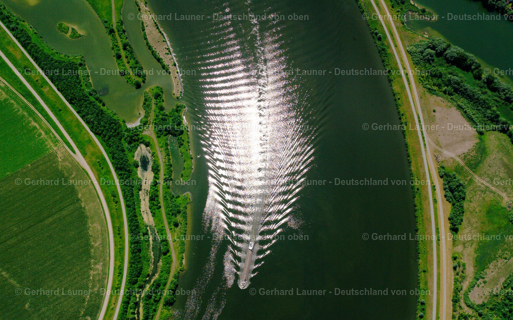 2519936 | AHOLFING 01.08.2005 Frachtschiff- und Schüttgutfrachter mit fächerförmiger Wellenspiegelung auf der Binnenschiffahrts- Wasserstraße des Flussverlaufes der Donau in Aholfing im Bundesland Bayern, Deutschland. // Cargo ships and bulk carriers with fan-shaped wave reflection on the inland shipping waterway of the river course of the river Danube in Aholfing in the state Bavaria, Germany. Foto: Gerhard Launer