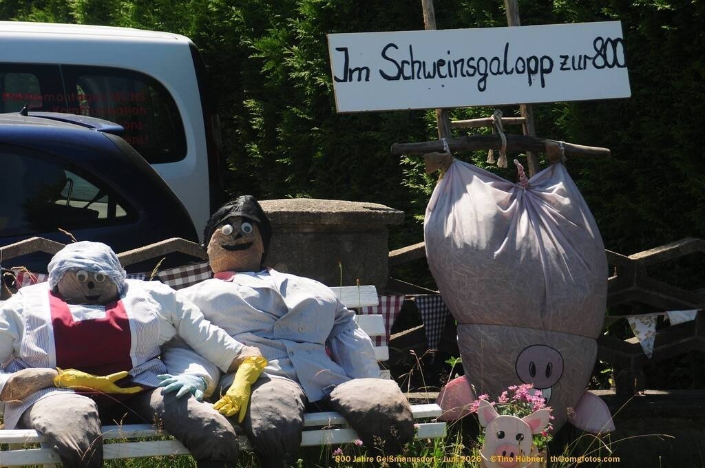 Geißmannsdorf-2026-Ortsbilder-452 | Geißmannsdorf bei Bischofswerda im Sommer 2026. Ein fotografischer Streifzug durch das Dorf Geißmannsdorf, mit Gebäuden, Straßen, Strohpuppen und geschmückten Vorgärten und Grundstücken anlässlich der 800-Jahr-Feier von Geißmannsdorf im Juni 2026 - Realisiert mit Pictrs.com